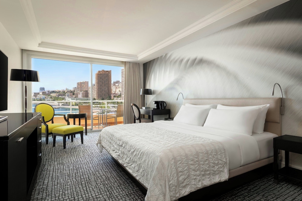 Deluxe, King Bed, Partial Sea View, Balcony