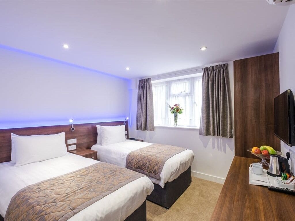 ROOM, TWIN BEDS