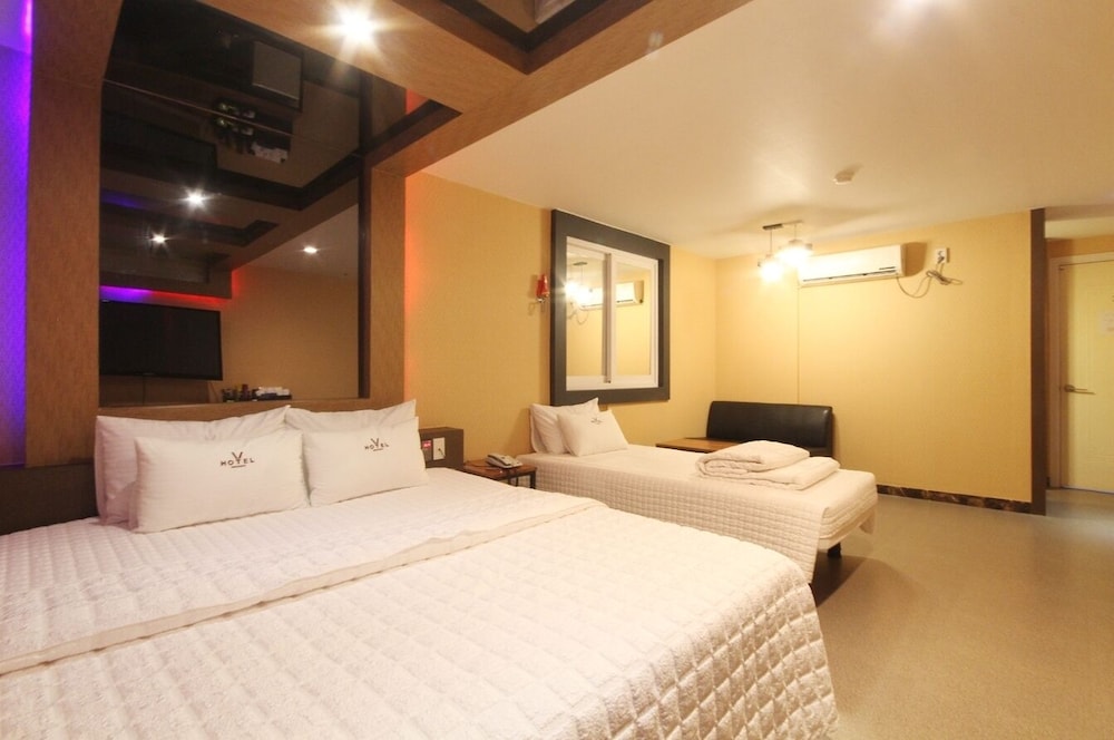 V Hotel 21/50