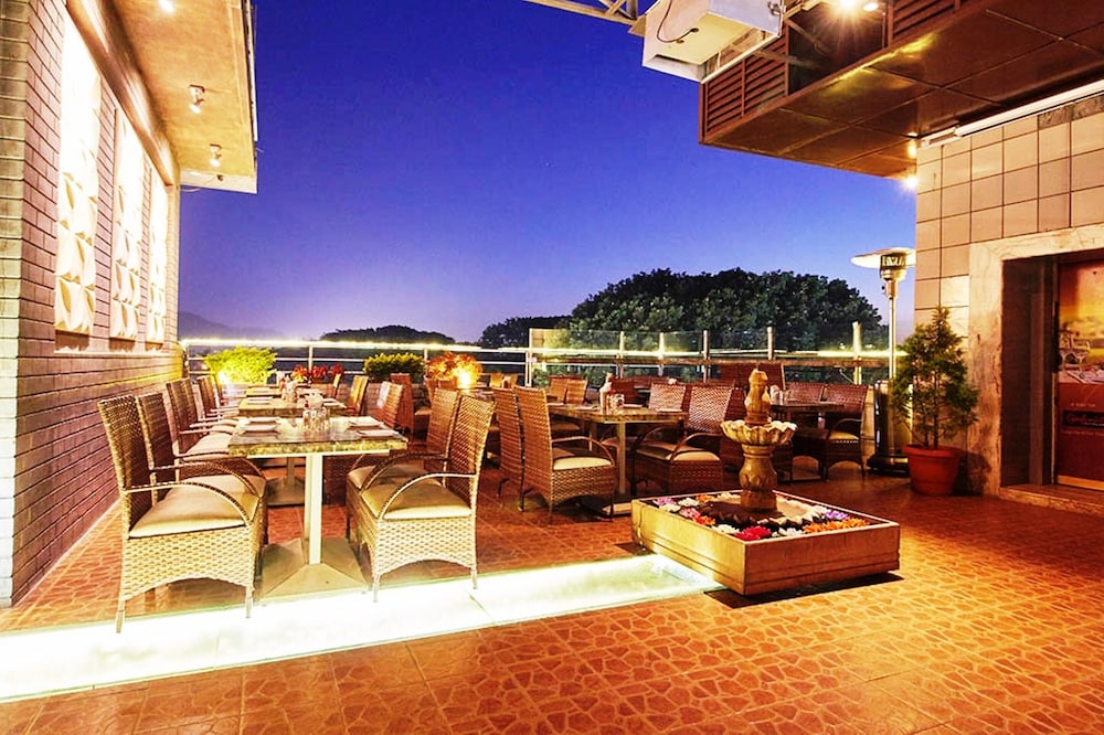 HOTEL ROOPA 47/63