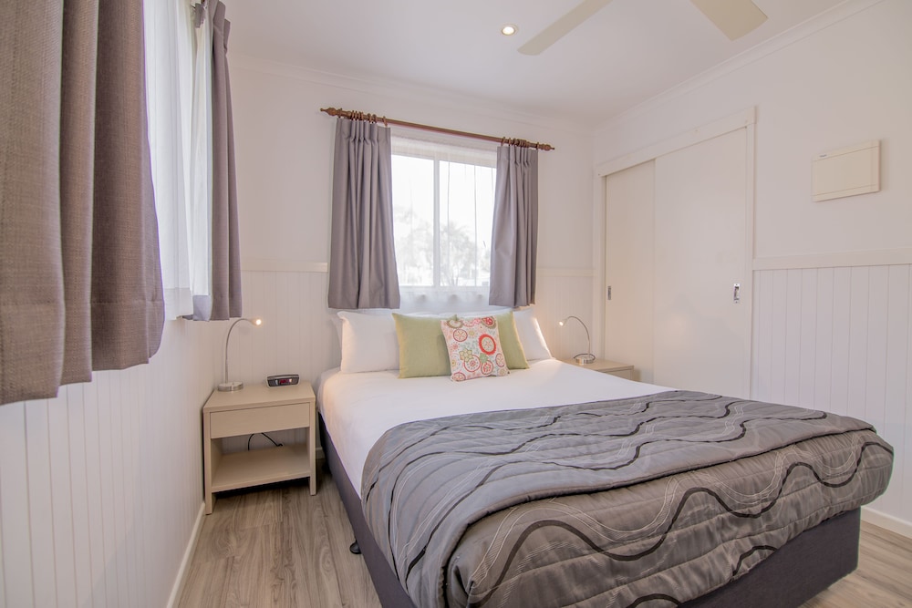 BLUE DOLPHIN HOLIDAY RESORT 11/50