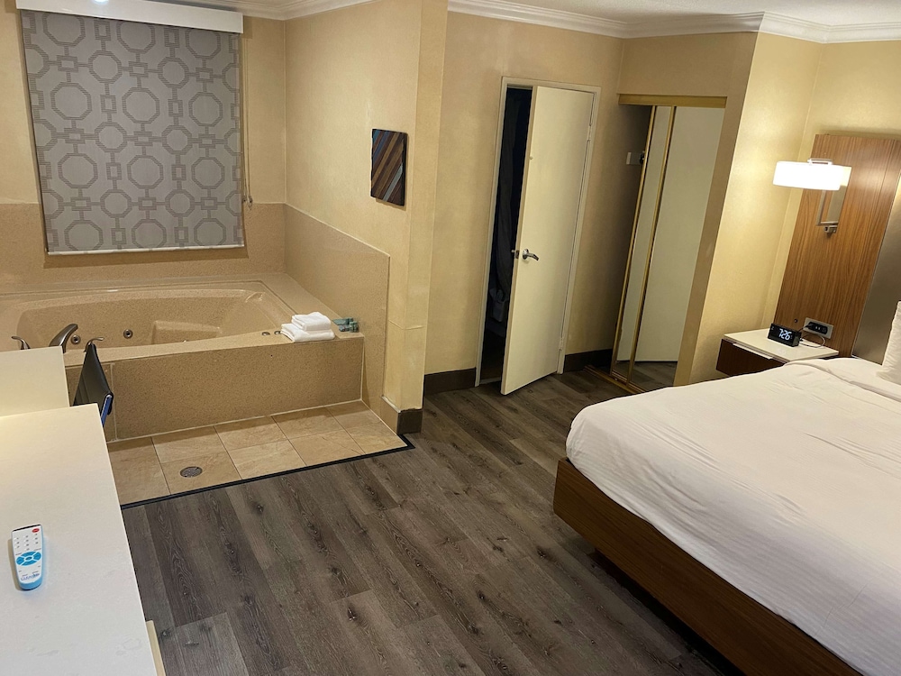 غرفة ديلوكس بسرير كينج بحوض جاكوزي، Best Western Hollywood Plaza Inn - Hollywood Walk of Fame Hotel-LA 3/5