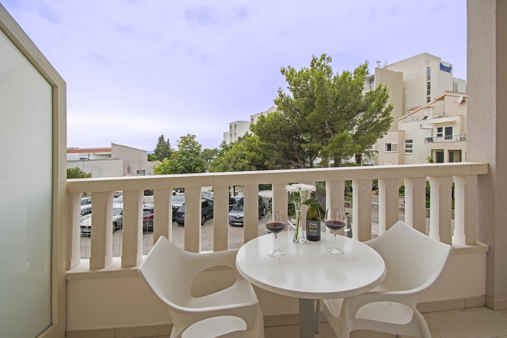 Aparthotel Flora 20/29