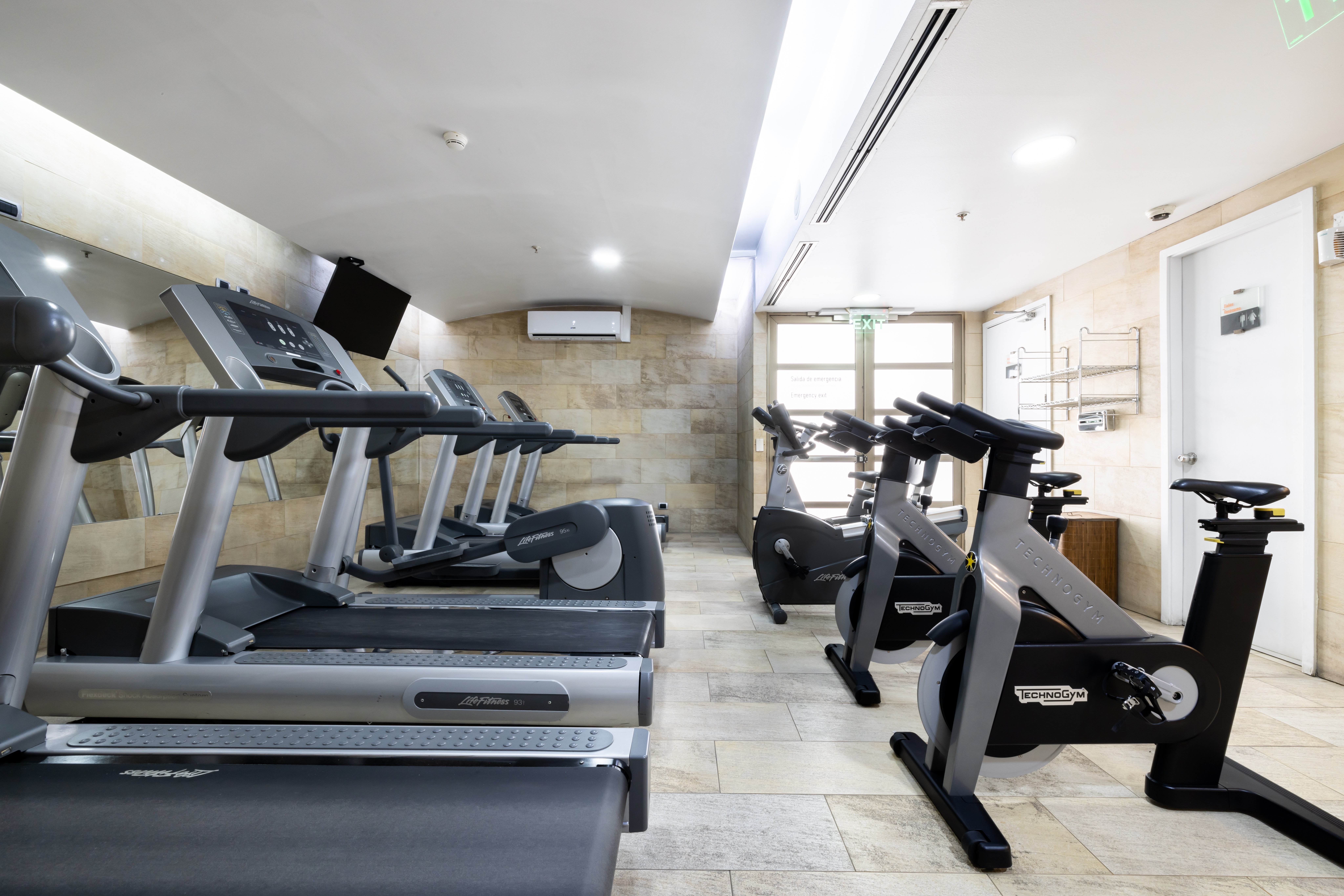 Holiday Inn Express Santiago Las Condes Former Holiday Inn Express Santiago el Golf 40/75