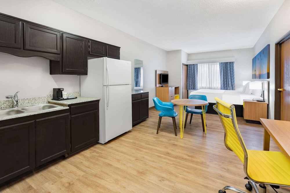 Days Inn by Wyndham Bernalillo 9/43