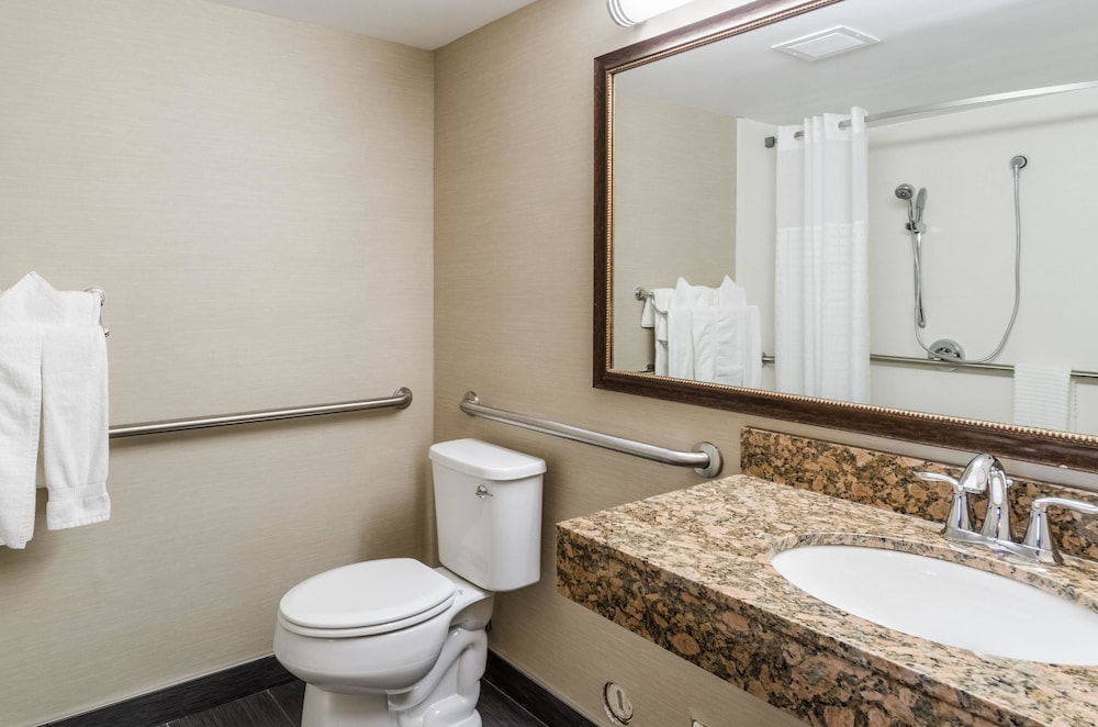 Comfort Inn & Suites West Springfield, MA 9/35