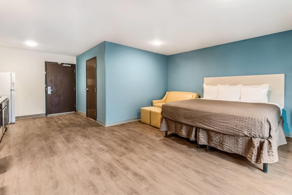 WoodSpring Suites Charlotte - University Research Park 32/50