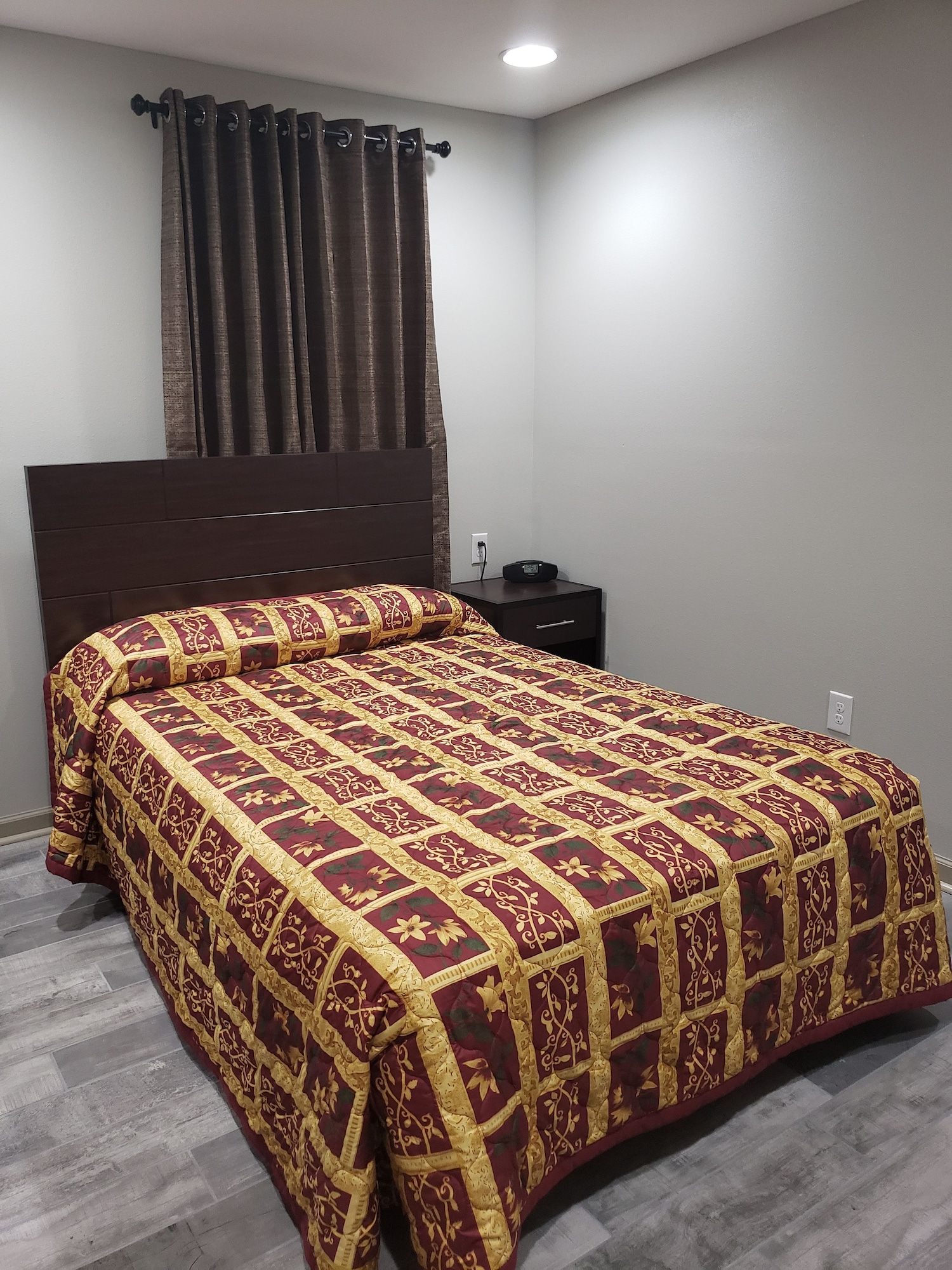 DELUXE, QUADRUPLE, MULTIPLE BEDS, KITCHENETTE