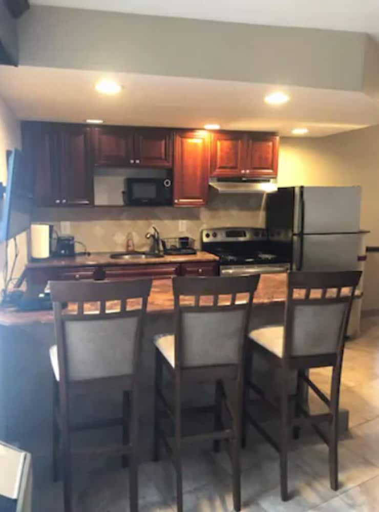 Chalet Inn & Suites Centerport 33/45