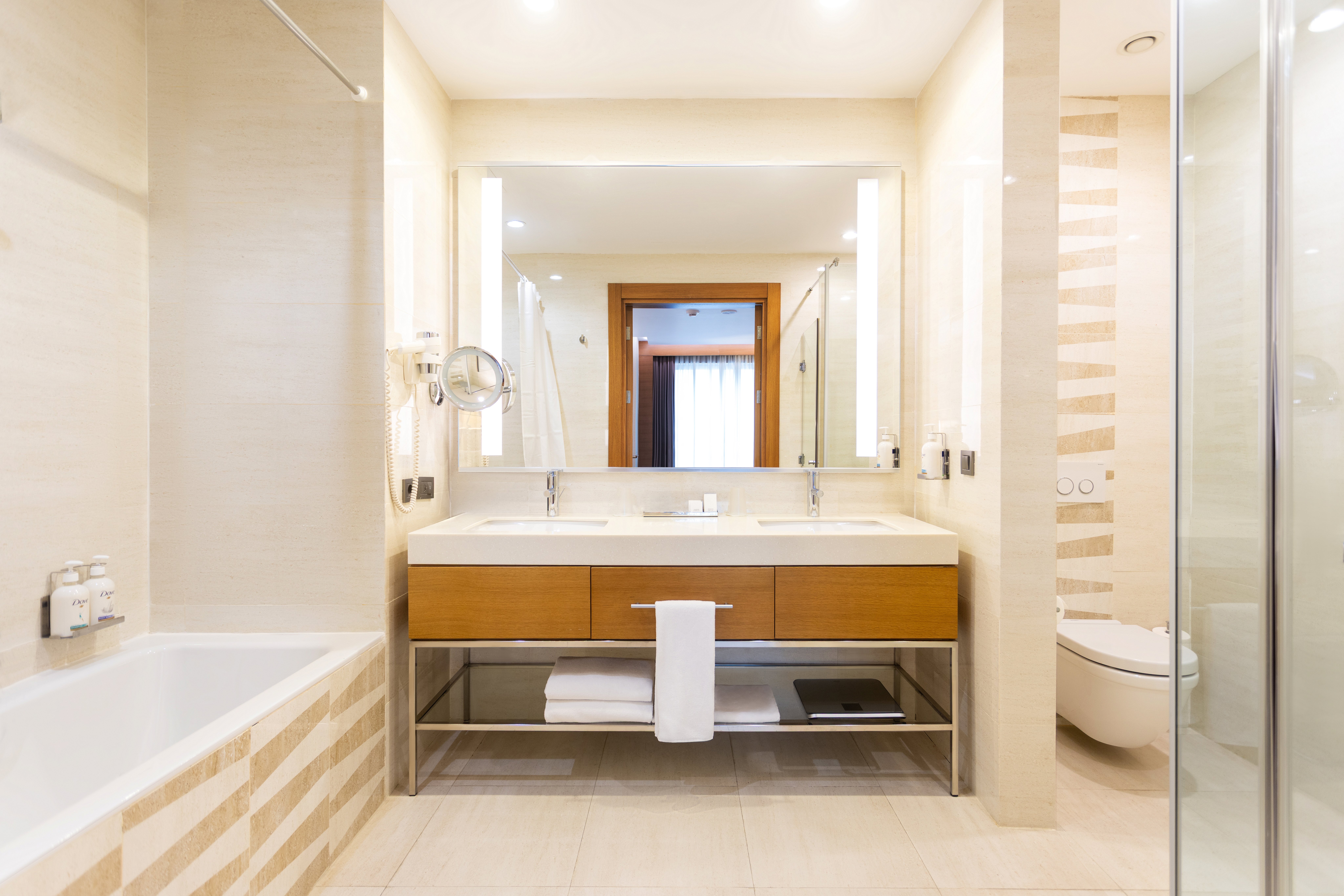 جناح بسرير كينج مع أريكة، Holiday Inn Baku 3/3