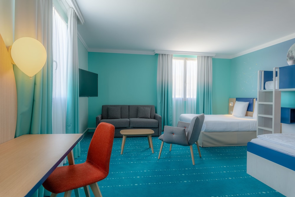 Grand Magic Hotel (ex Magic Circus) 53/86