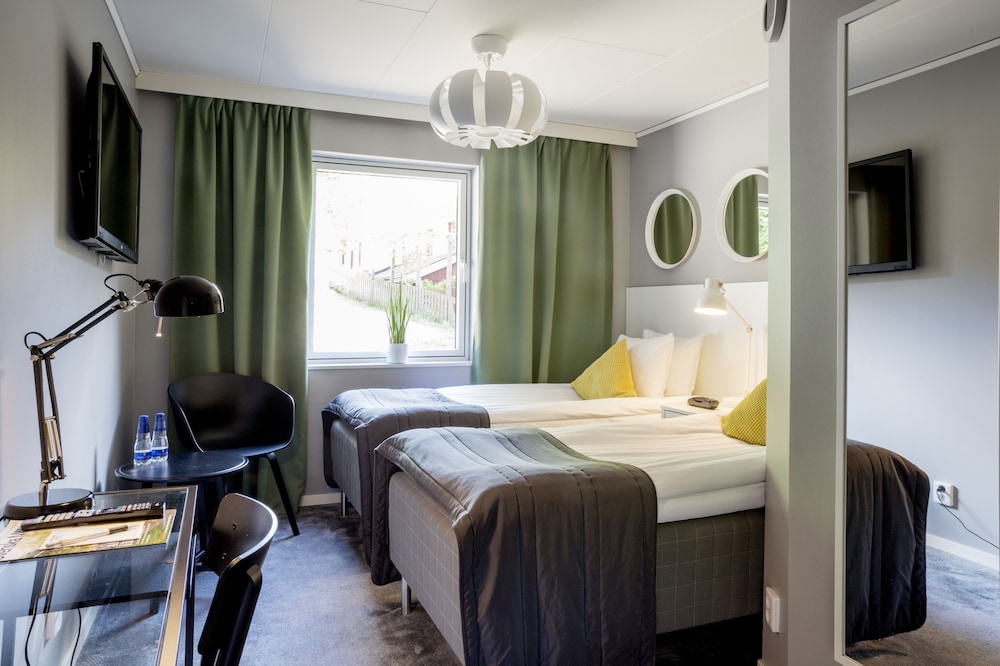 ROOM, TWIN BEDS