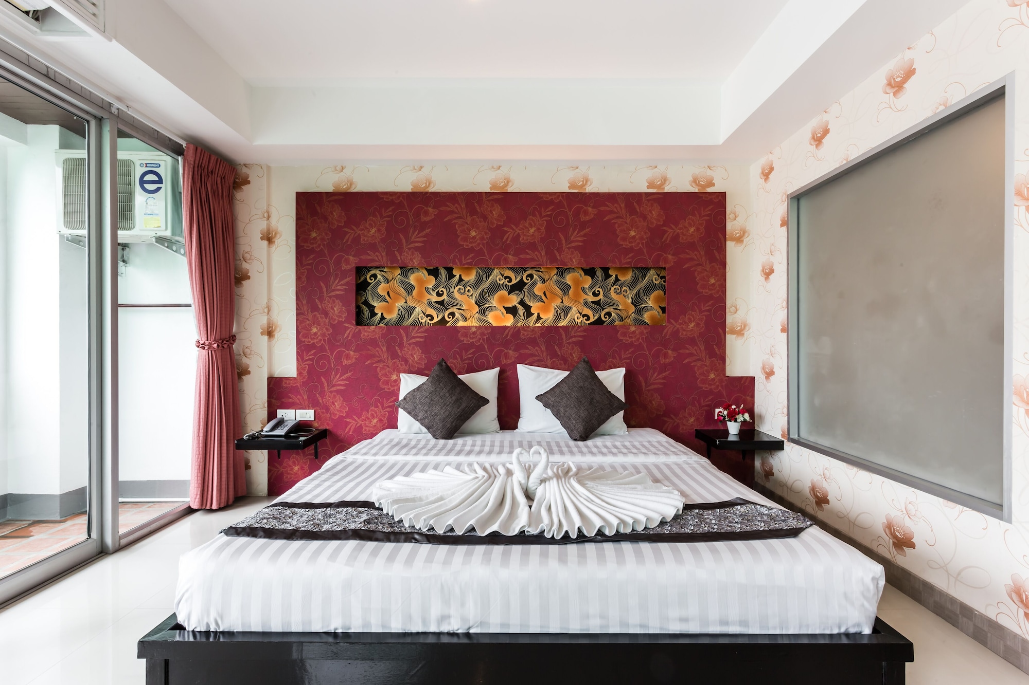 EXECUTIVE, KING BED, SOFA