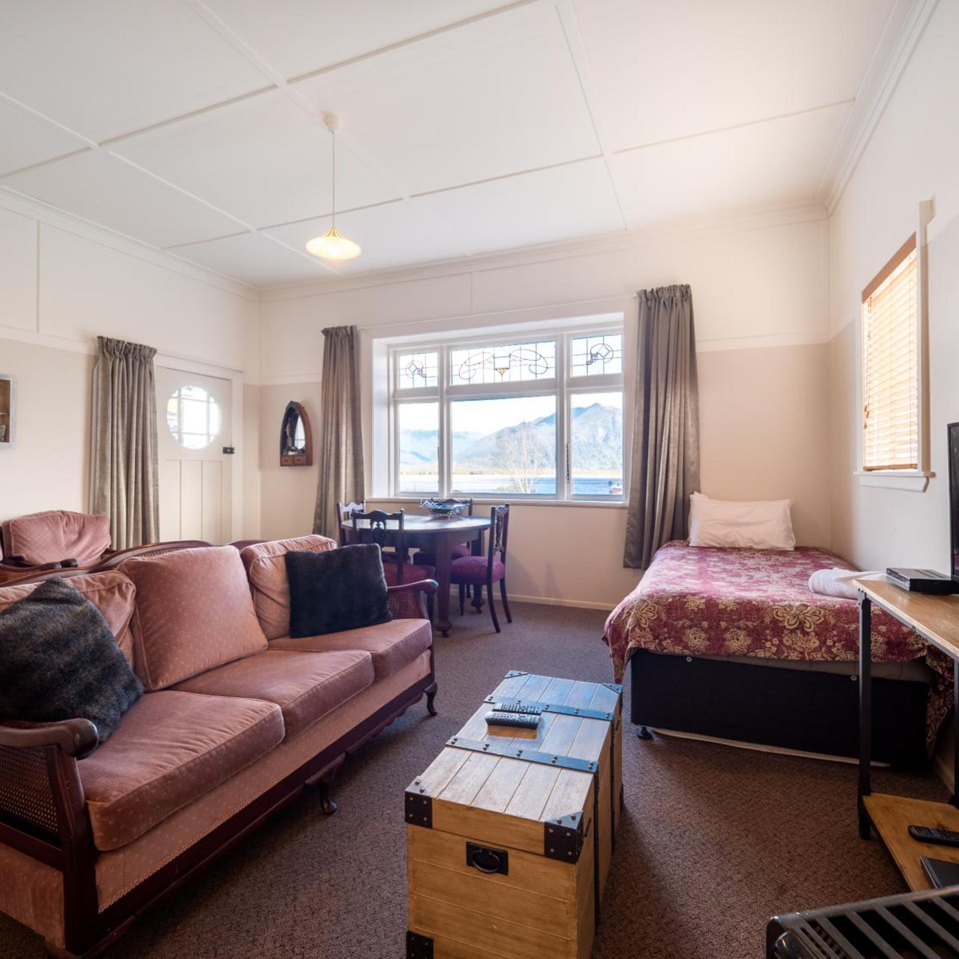 Hotel Lake Brunner 32/50