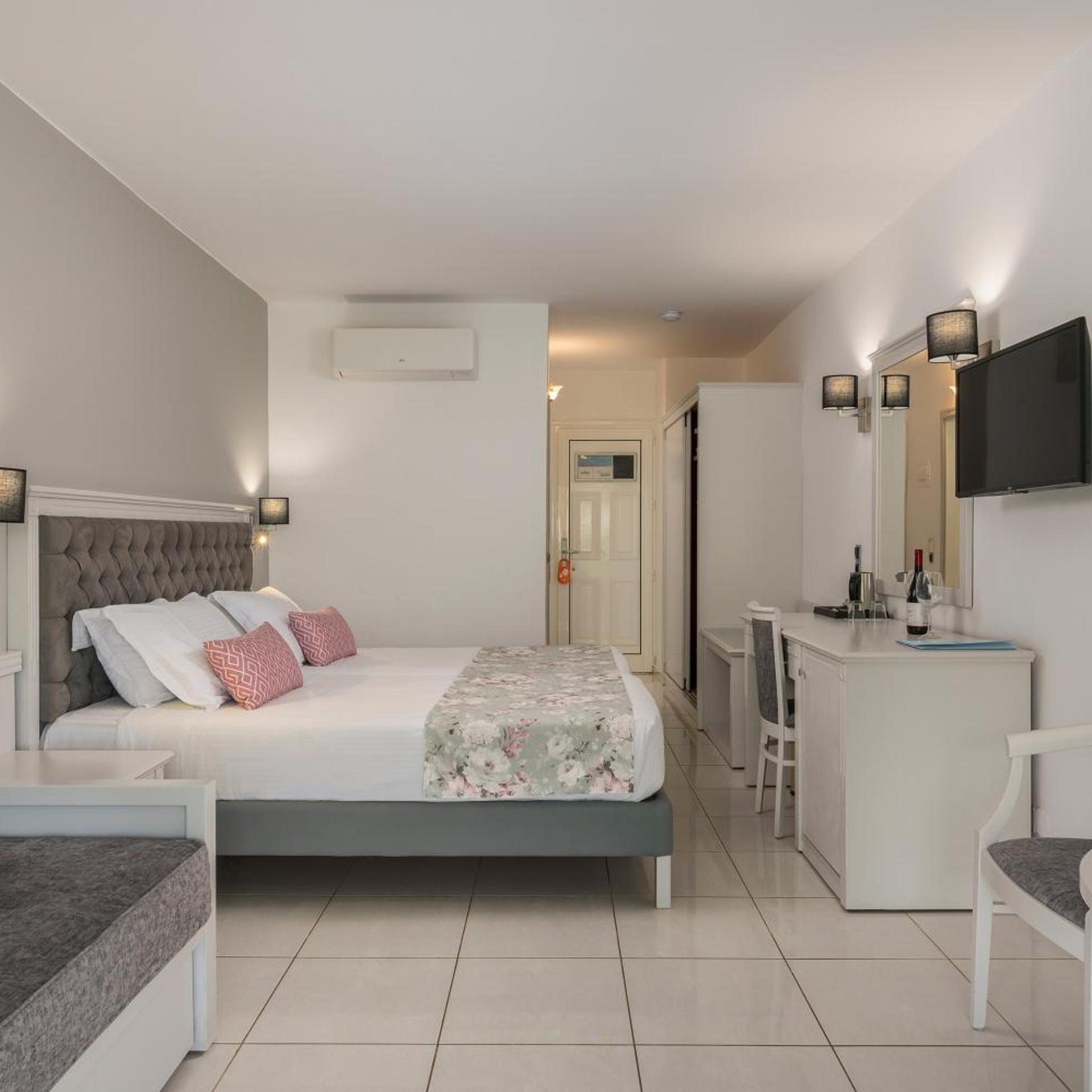 Room, Twin Beds, Lateral Side Sea View
