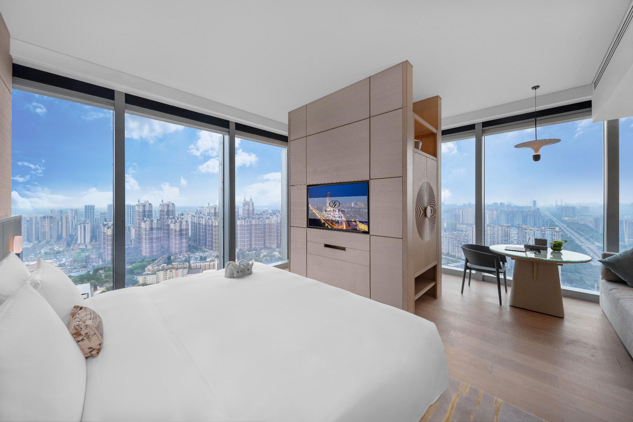 Room at Grand Bay Hotel Chengdu, CHENGDU