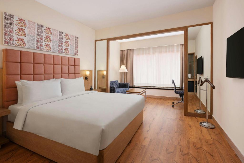 Sober, Guest Room, King Bed, Lounge Access