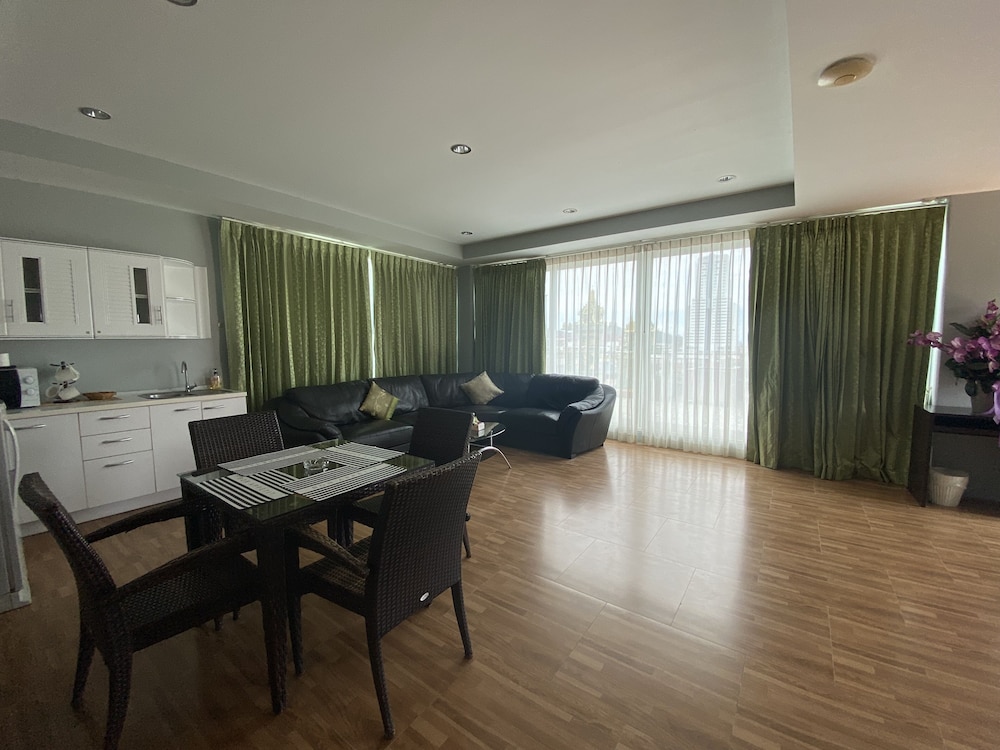 77 Patong Hotel & Spa 32/50