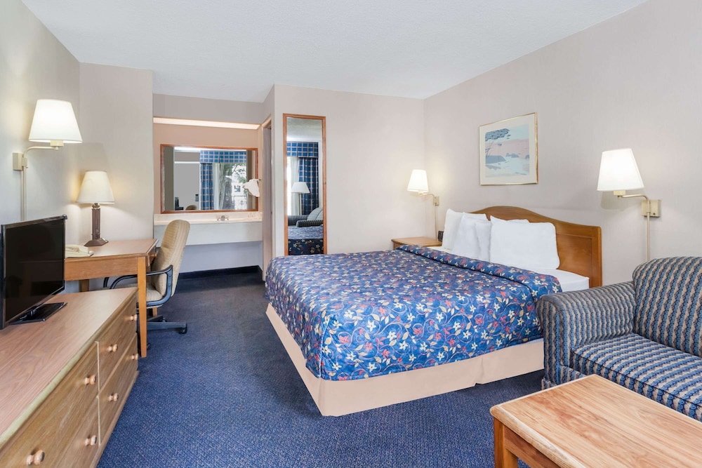 Days Inn by Wyndham Seguin TX 13/27