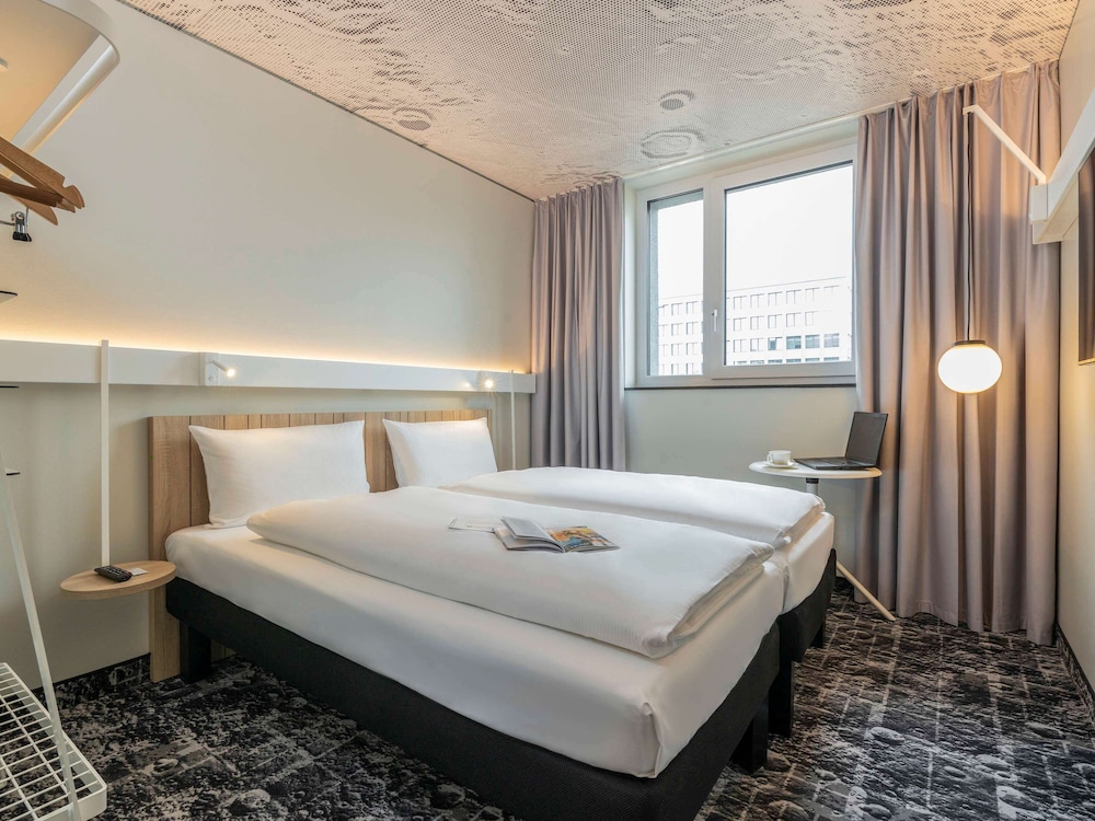ROOM, DOUBLE BED