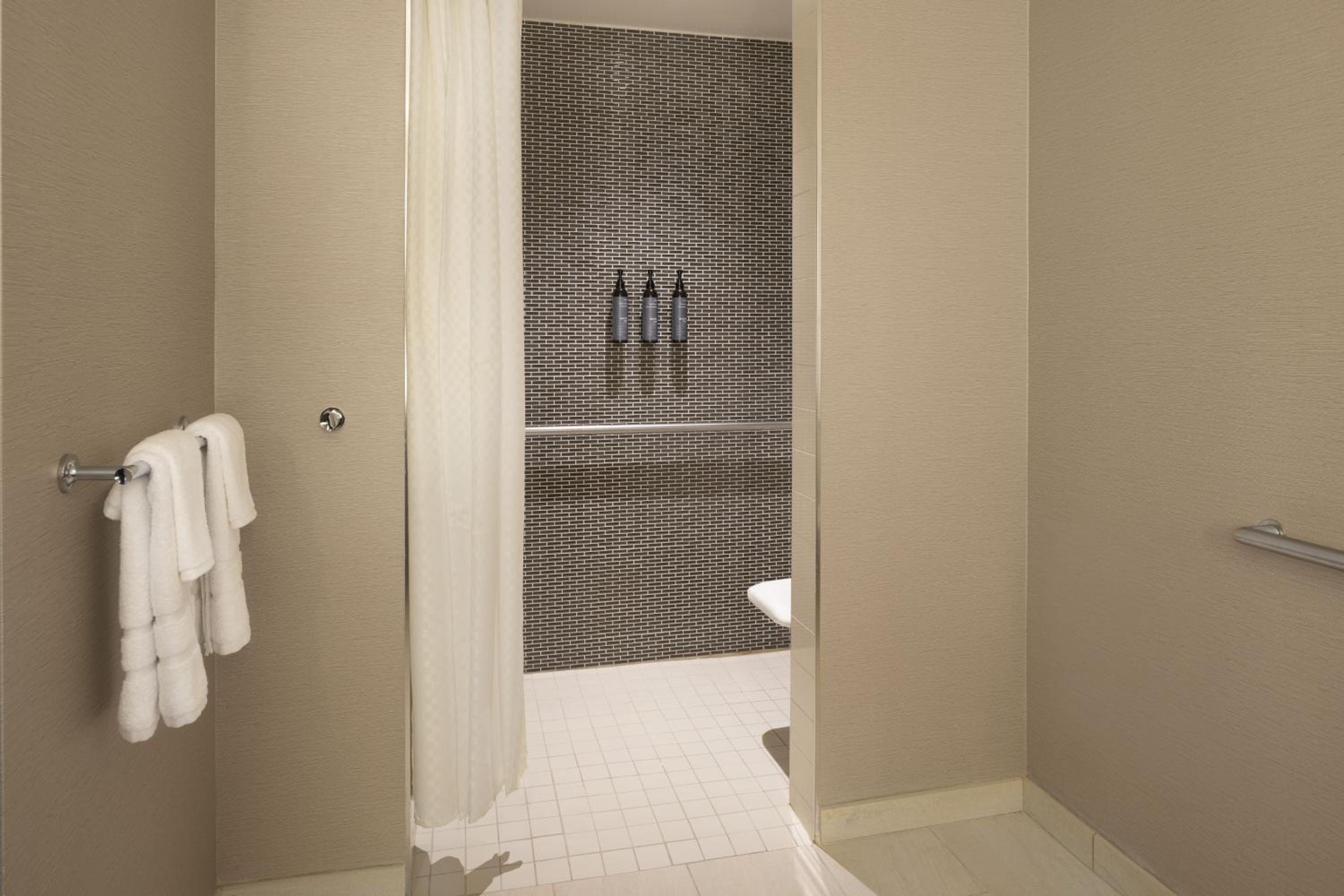 غرفة بسرير كينج بإطلالة على المتنزه، The Westin South Coast Plaza 9/13
