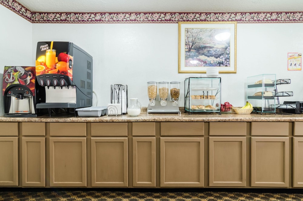 Econo Lodge Lexington, NE 12/44