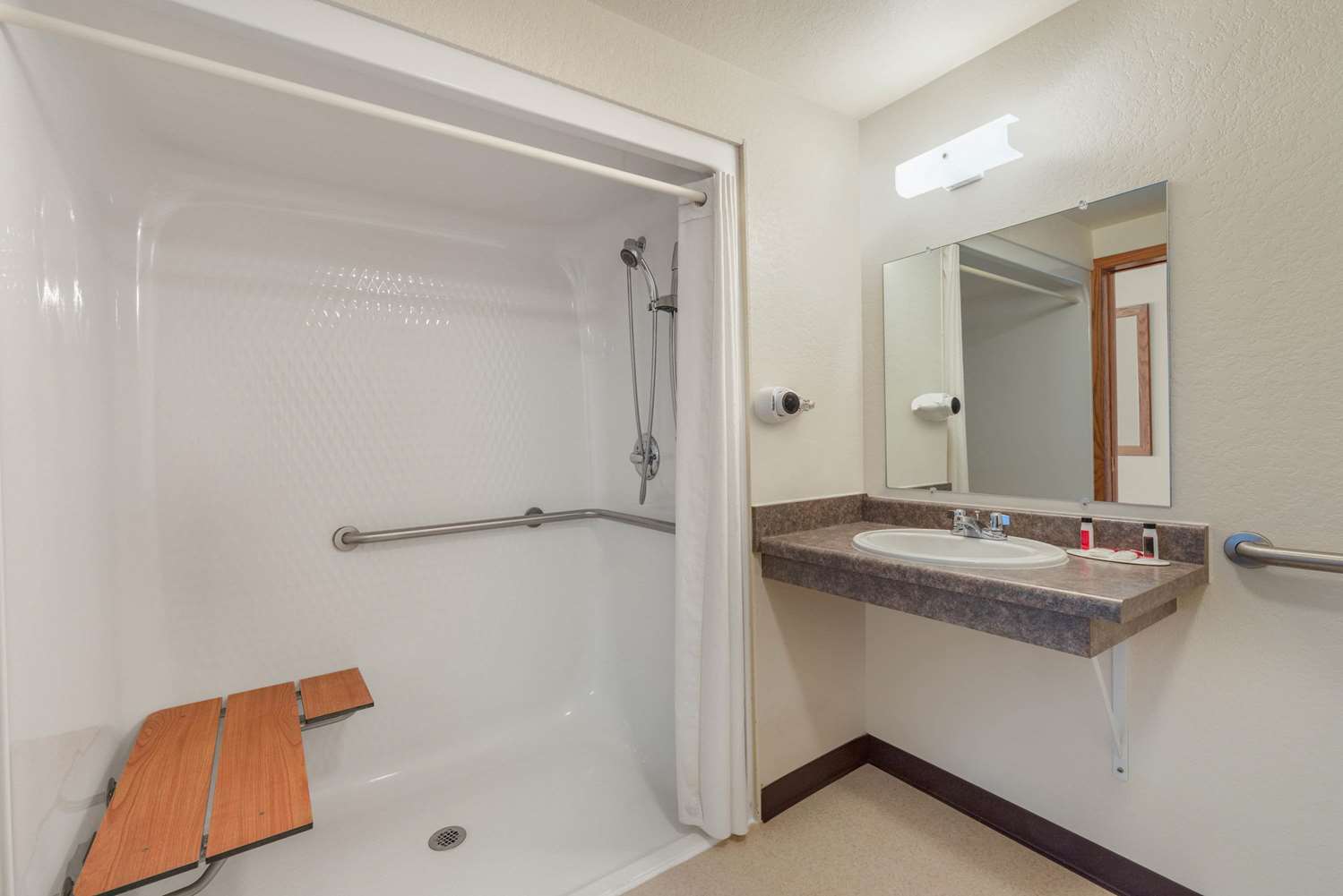 Super 8 by Wyndham Hill City/Mt Rushmore/ Area 23/23