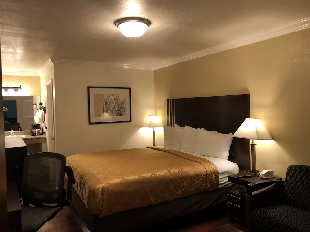 Lombard Plaza Motel 46/64