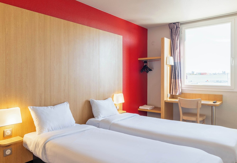 ROOM, TWIN BEDS