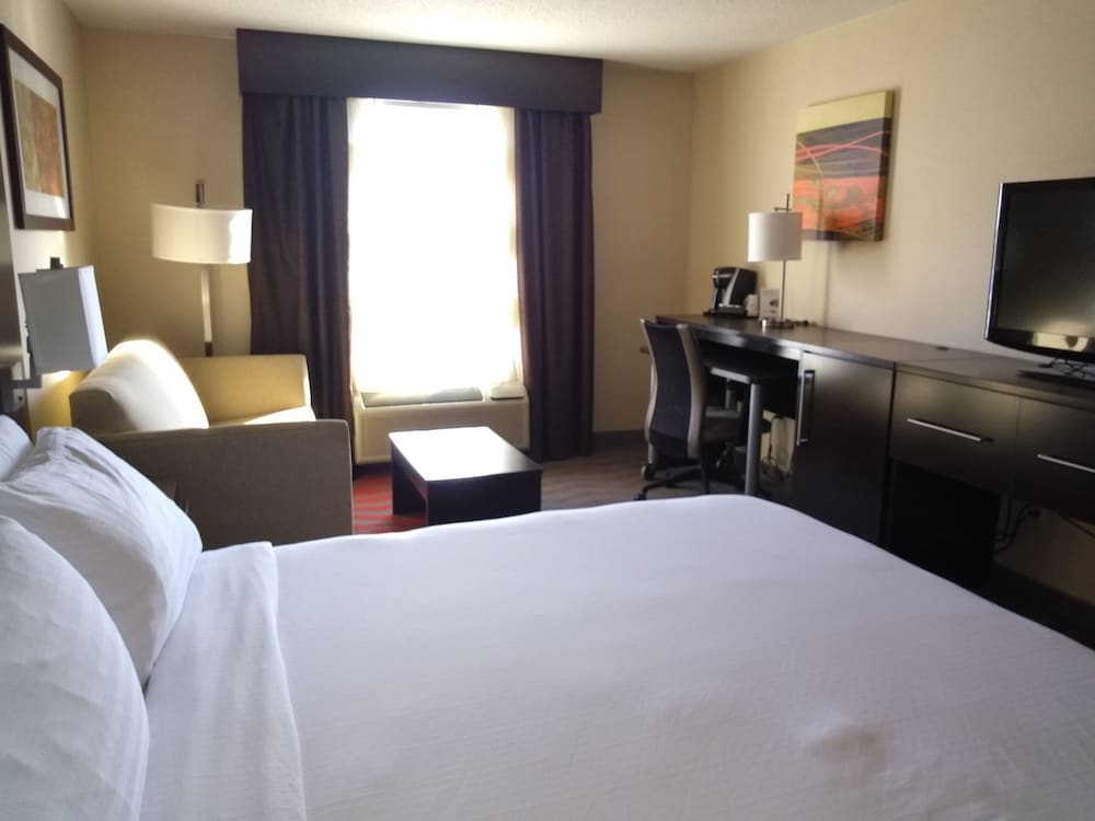Holiday Inn Express Hotel And Suites Waterford 12/47