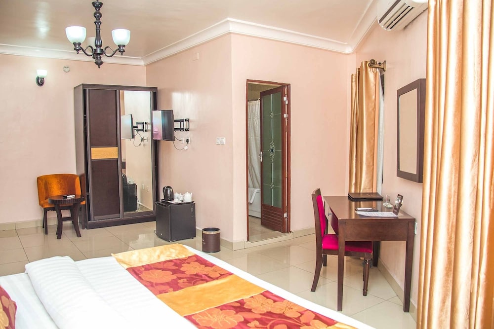 Royal Crest Hotel & Suites 21/50