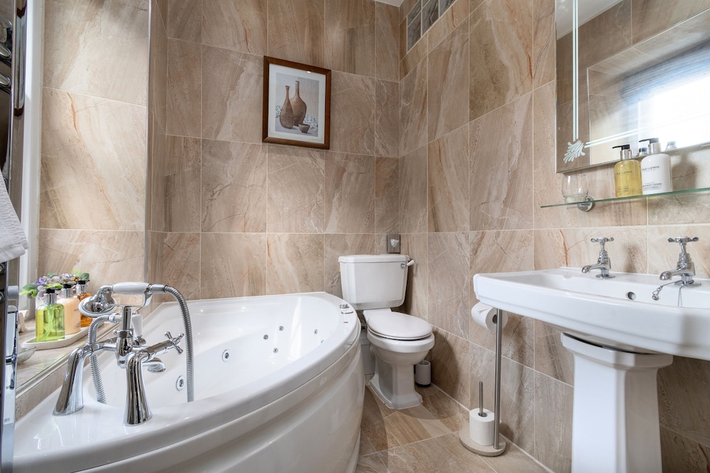 Afon Rhaiadr Country House 50/50