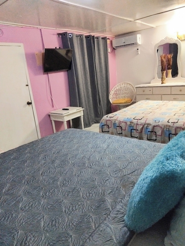 Family, 1 Single and 2 Queen Beds, Pool Access، Pinkhibiscus Guest House 10/10