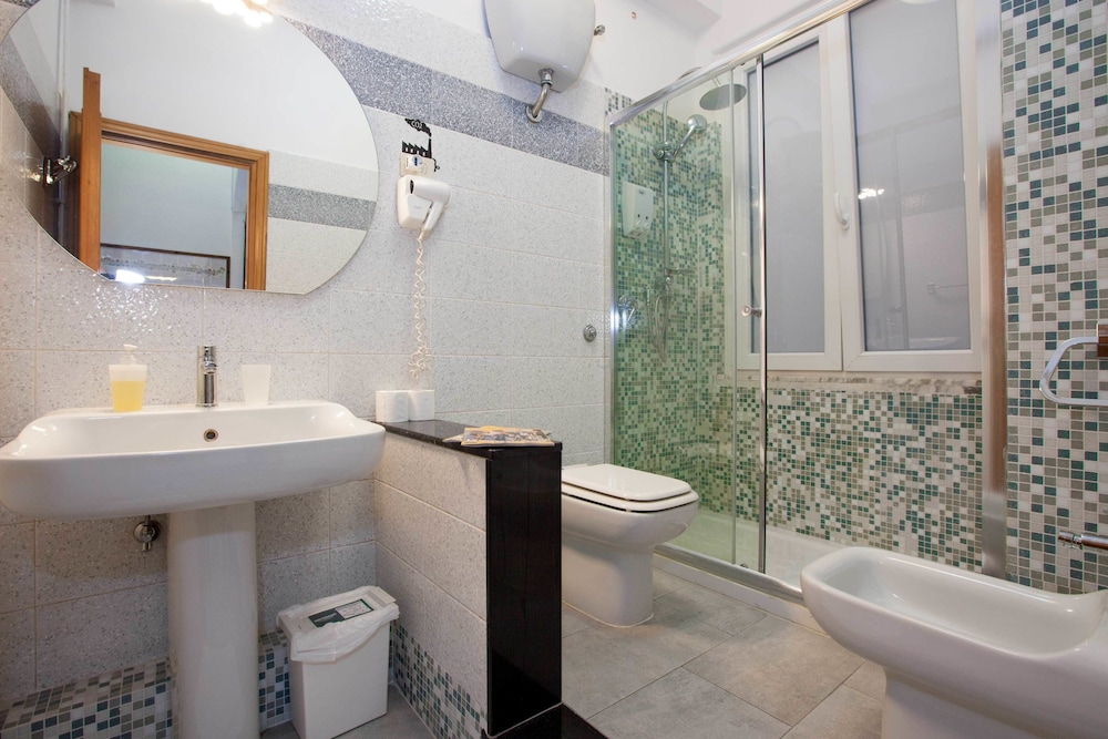 ROOM, QUINTUPLE, EXTERNAL BATHROOM