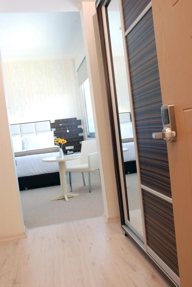 Orty Airport Hotel 15/63