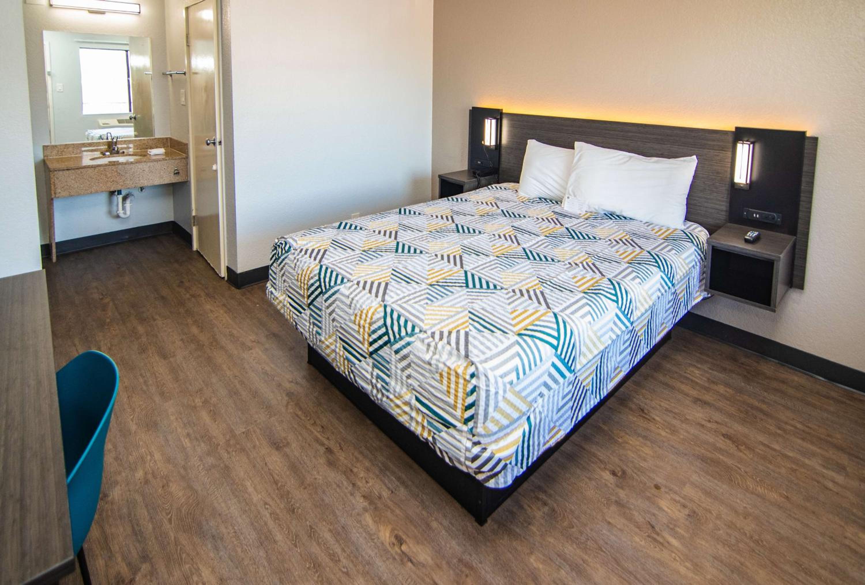 1 Queen Bed ADA/Tub 6/10