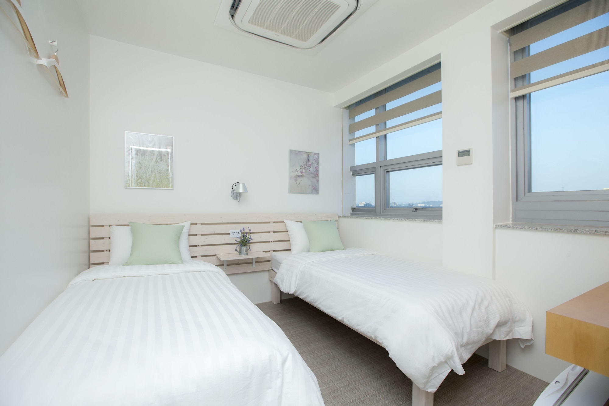 ROOM, TWIN BEDS