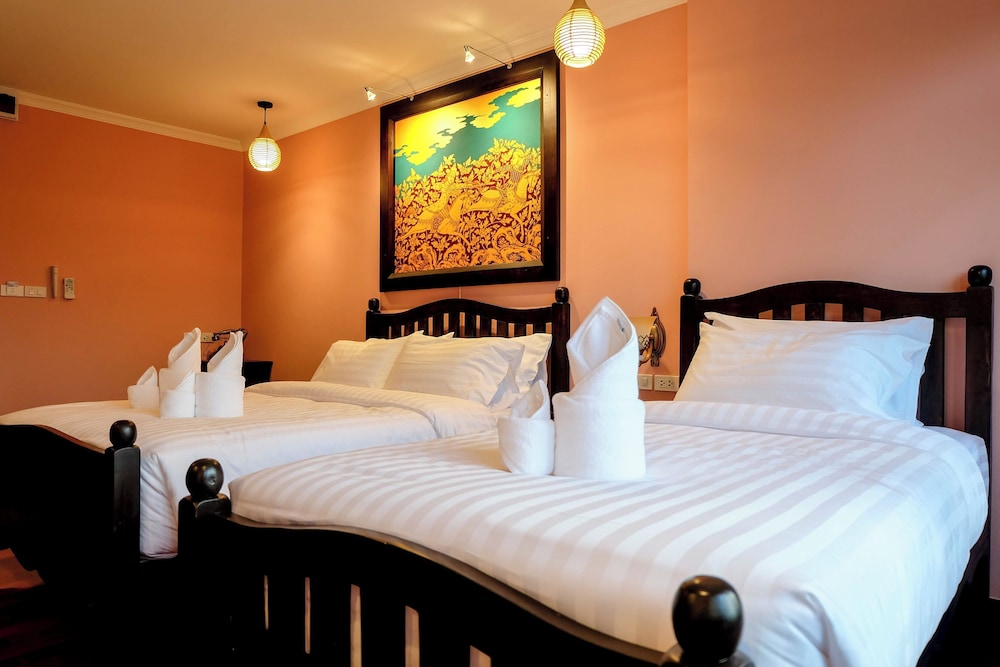 DELUXE, TRIPLE, MULTIPLE BEDS, ACCESSIBLE