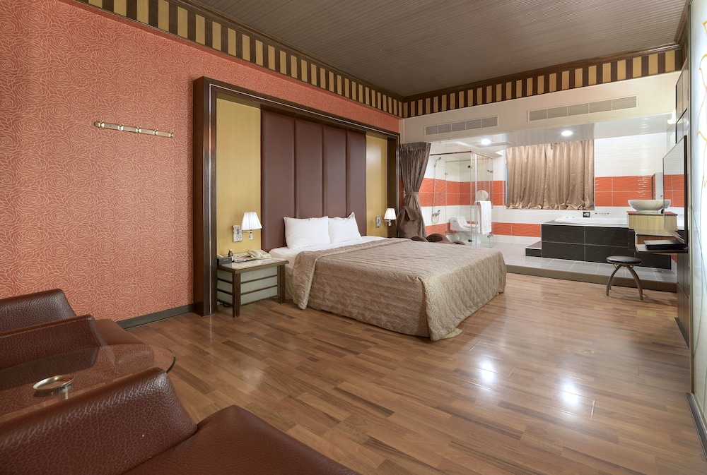 Holland Village Motel Hua-pin 12/50