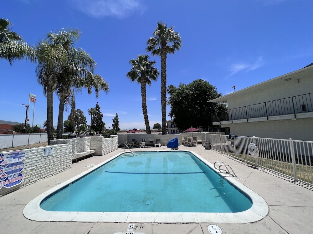 Motel6 Bakersfield, CA - South 52/54