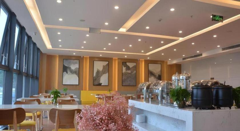 GreenTree Inn Guiyang Wudang District High-speed Railway East Station 8/43