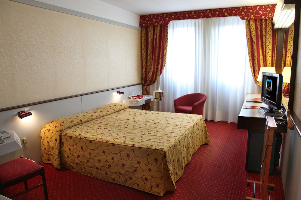 Maxim Hotel 27/70