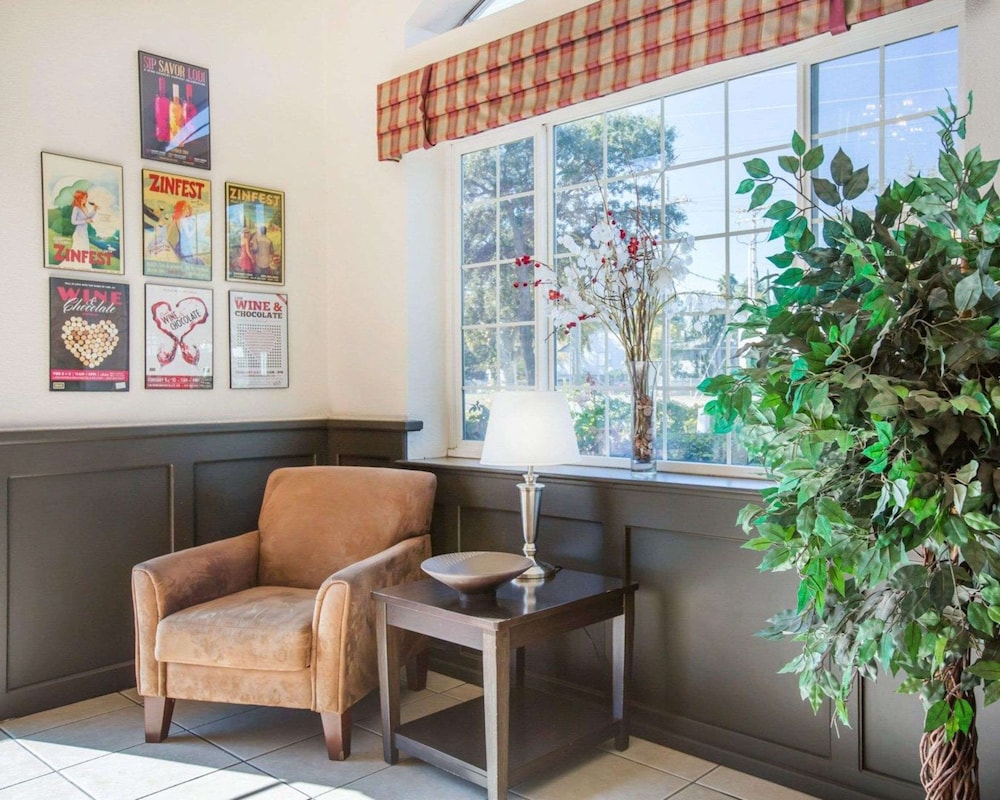 Econo Lodge Inn & Suites Lodi 21/28