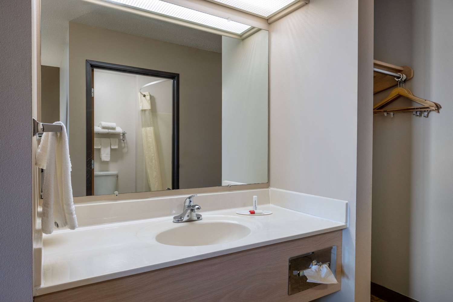 Super 8 By Wyndham Jackson Mn 39/41