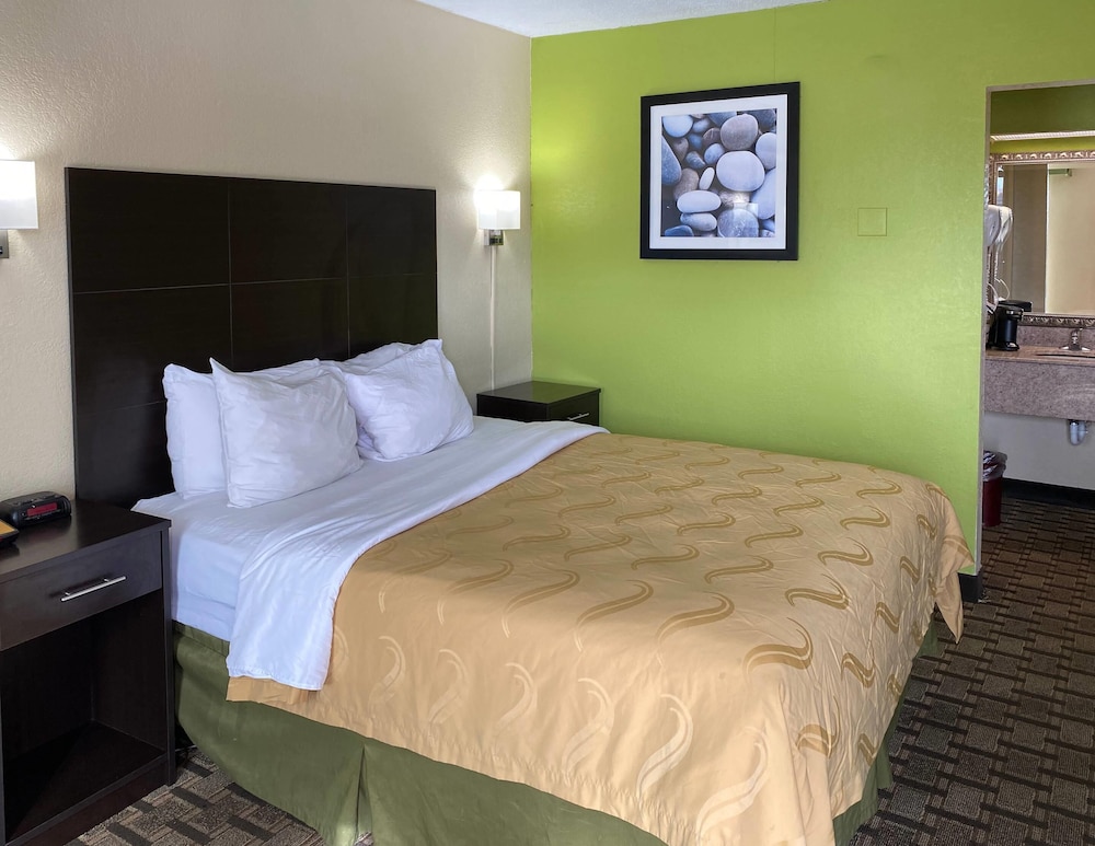 Business, Queen Bed, Smoking