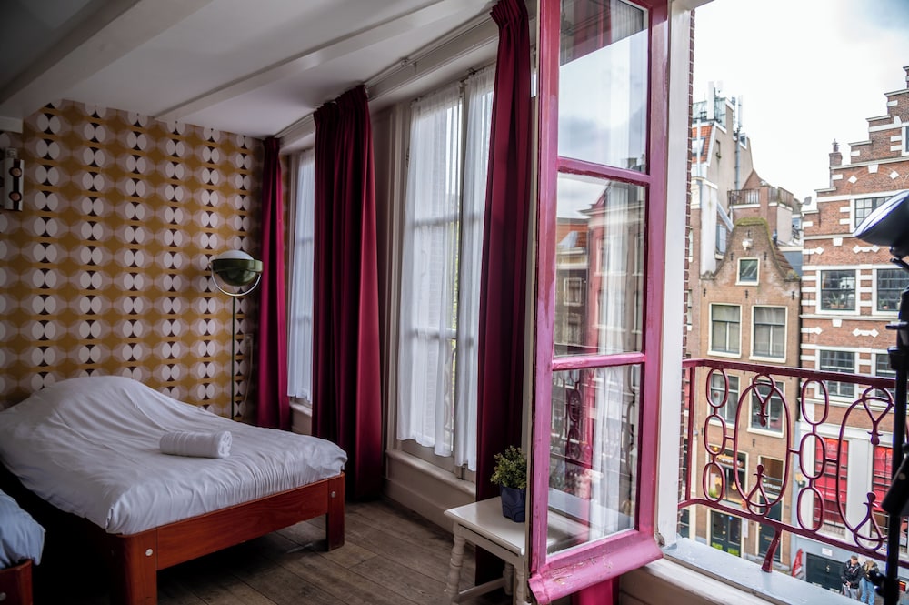 CITY, DOUBLE BED