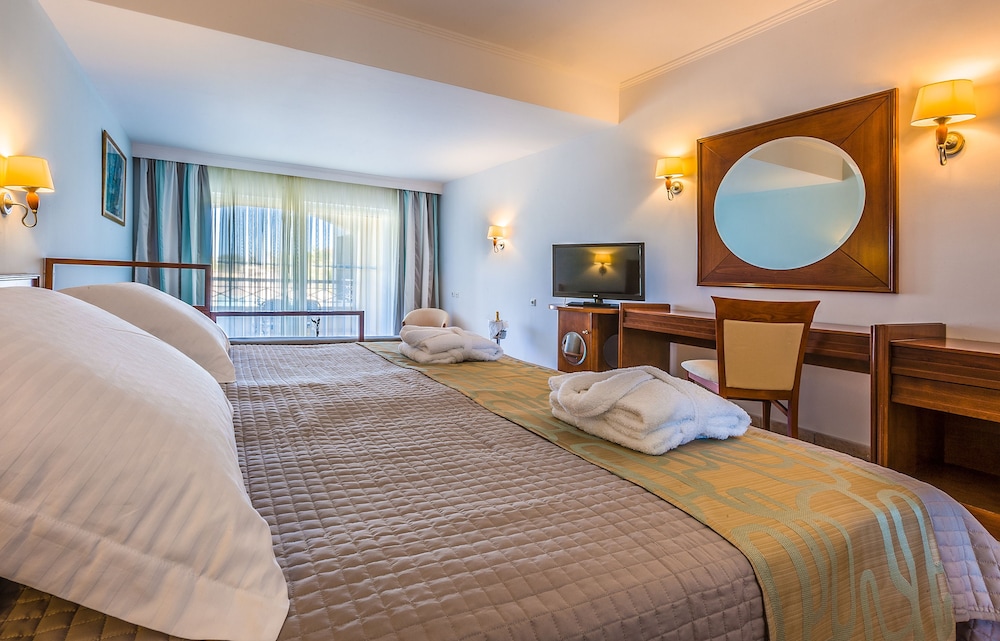 Kipriotis Maris Suites 14/64