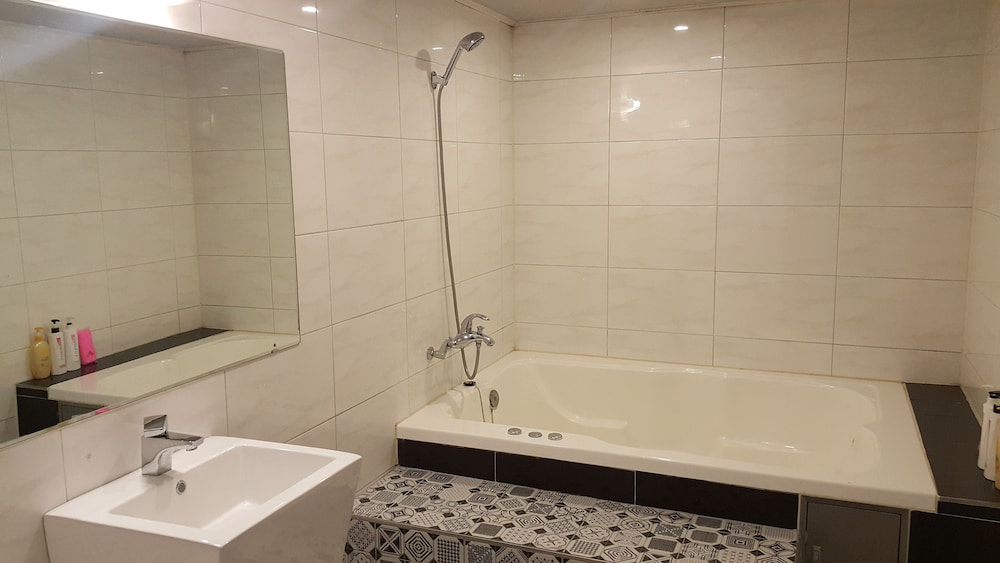Zenith Hotel 28/63