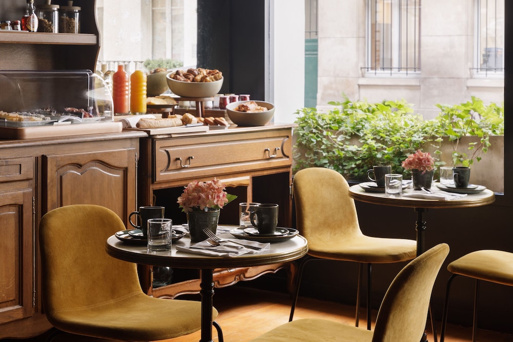 NEW Hotel Republique 46/52