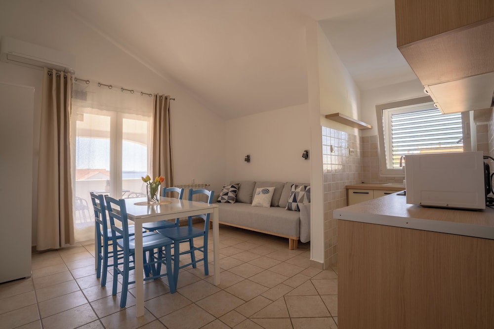PETRA APARTMENTS 28/40
